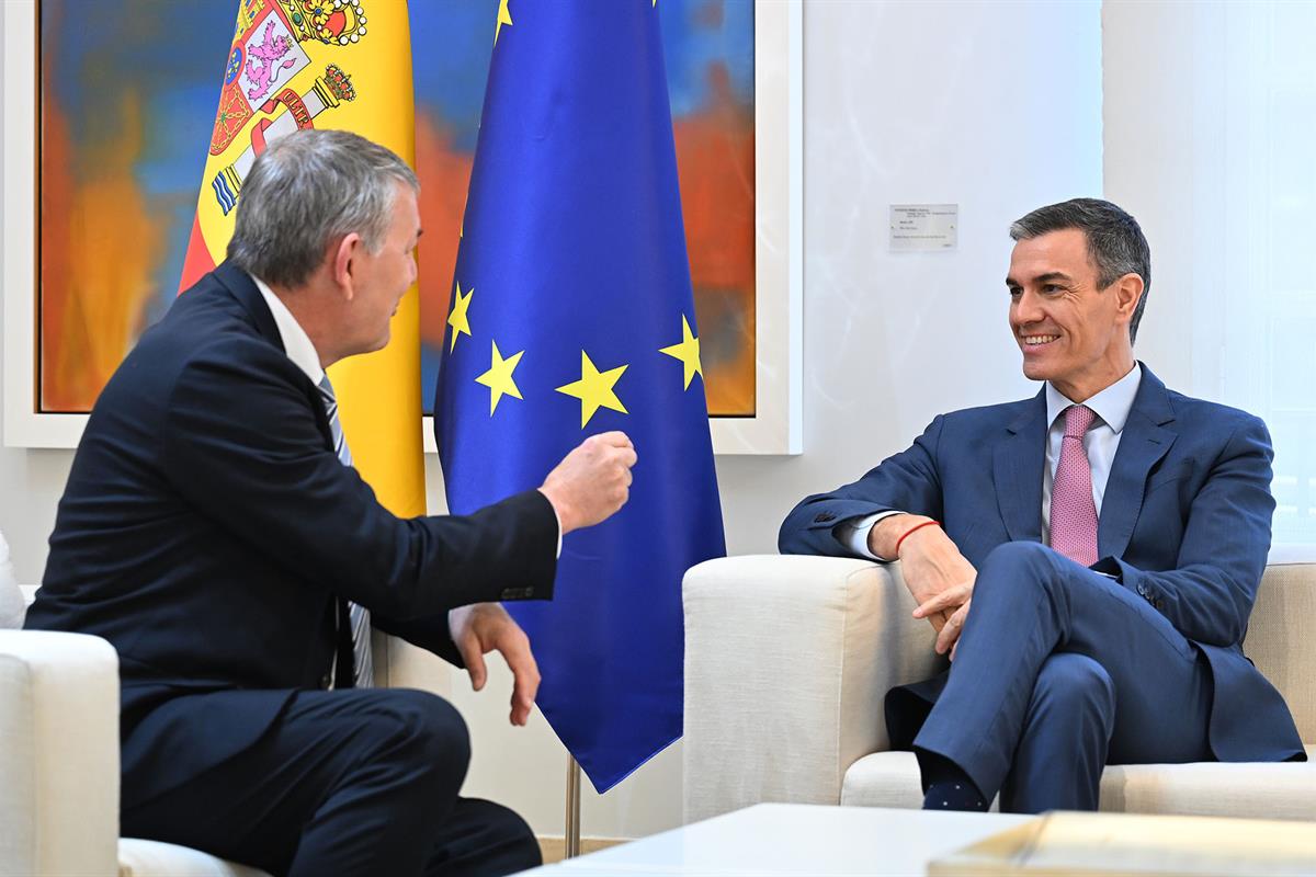 10/03/2026. Sanchez encuentro UNRWA. El presidente del Gobierno, Pedro Sánchez, conversa con el comisionado general de la Agencia de Nacione...