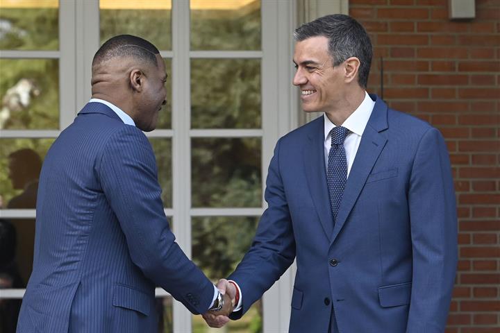 10/04/2026. The President of the Government of Spain, Pedro Sánchez, receives the President of Botswana, Duma Gideon Boko. The President of ...