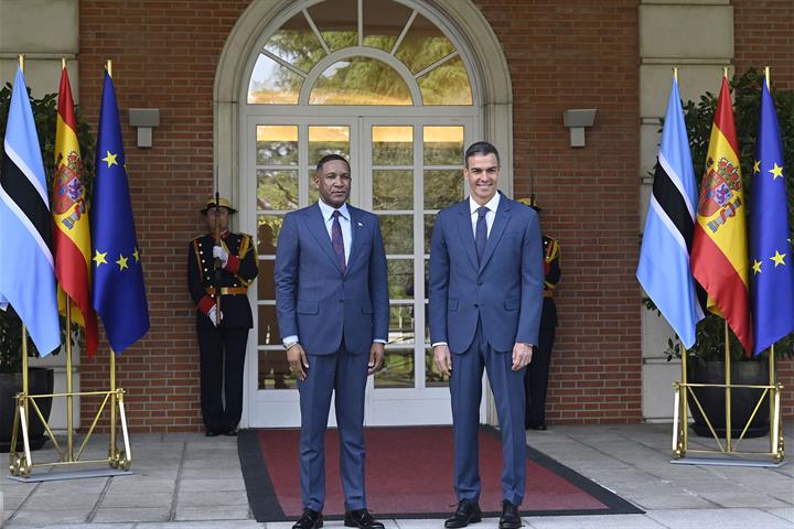 Pedro Sánchez en su encuentro con el presidente de Botsuana
