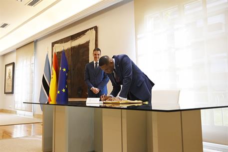 10/04/2026. El presidente del Gobierno, Pedro Sánchez, recibe al presidente de la República de Botsuana, Duma Gideon Boko.. El presidente de...