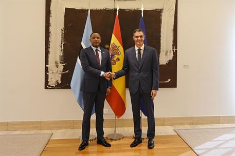 10/04/2026. The President of the Government of Spain, Pedro Sánchez, receives the President of Botswana, Duma Gideon Boko. The President of ...