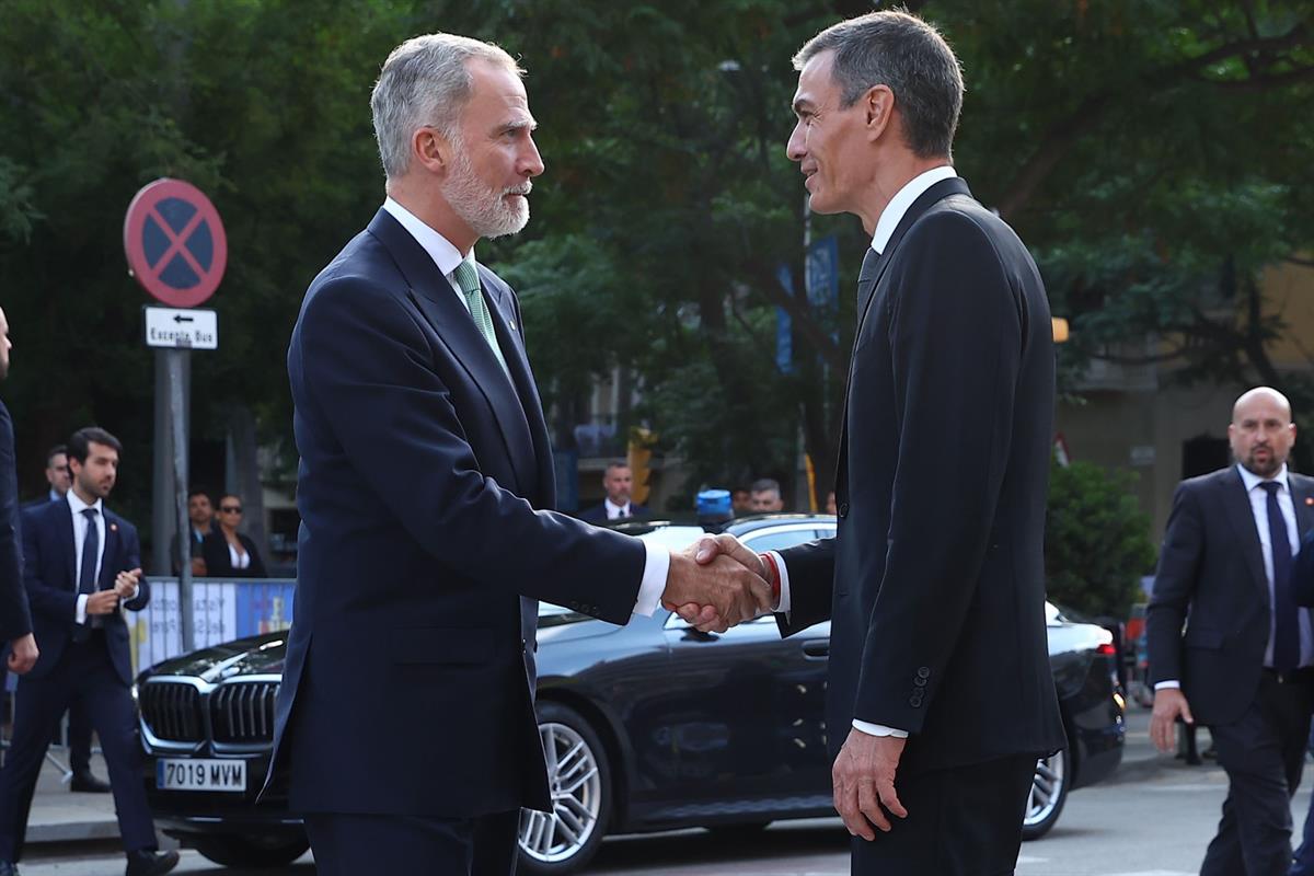 10/06/2026. Pedro Sánchez asiste a la misa del papa León XIV en la Sagrada Familia. El presidente del Gobierno, Pedro Sánchez, recibe al rey...