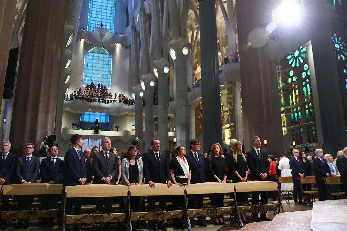 10/06/2026. Pedro Sánchez asiste a la misa del papa León XIV en la Sagrada familia. El presidente del Gobierno, Pedro Sánchez, junto a otras...