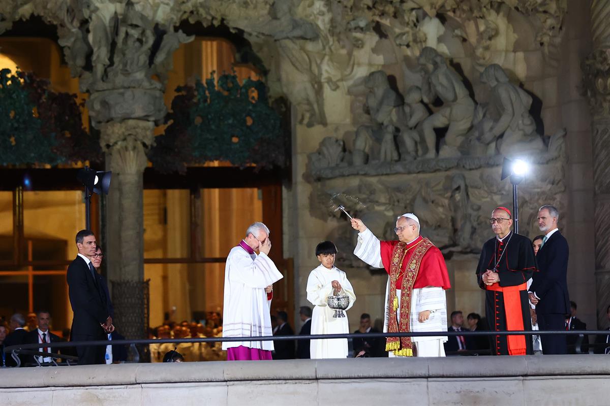 10/06/2026. Pedro Sánchez asiste a la misa del papa León XIV en la Sagrada familia. El presidente del Gobierno, Pedro Sánchez, asiste al mom...