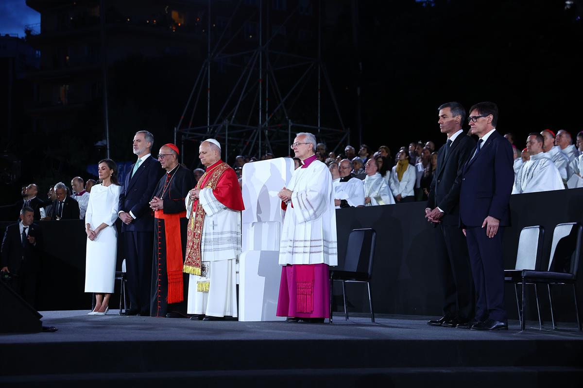 10/06/2026. Pedro Sánchez asiste a la misa del papa León XIV en la Sagrada familia. El presidente del Gobierno, Pedro Sánchez, acompaña a lo...