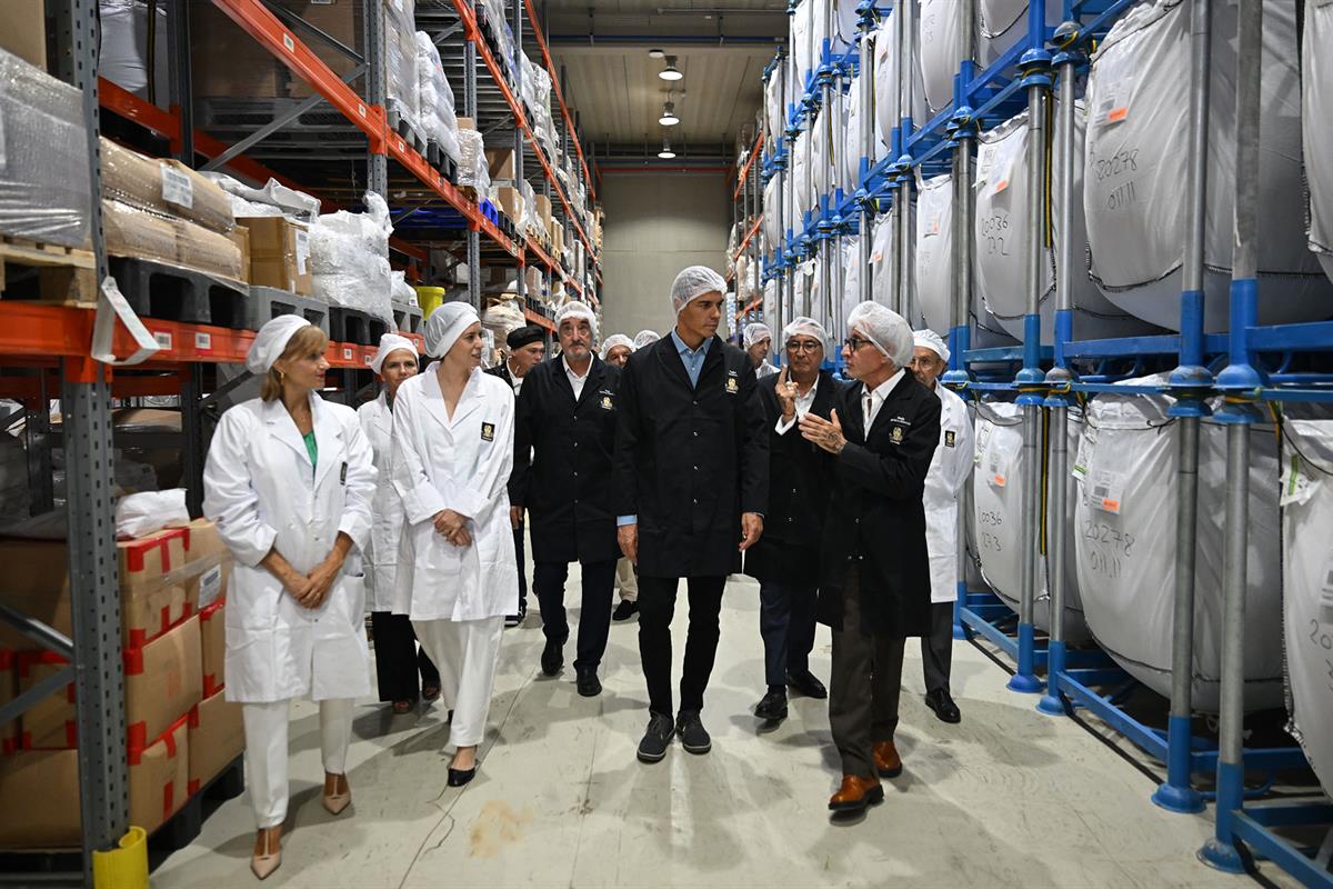 10/09/2026. Sánchez visita la nueva planta de Carmencita Especias. El presidente del Gobierno, Pedro Sánchez, junto con la ministra de Cienc...
