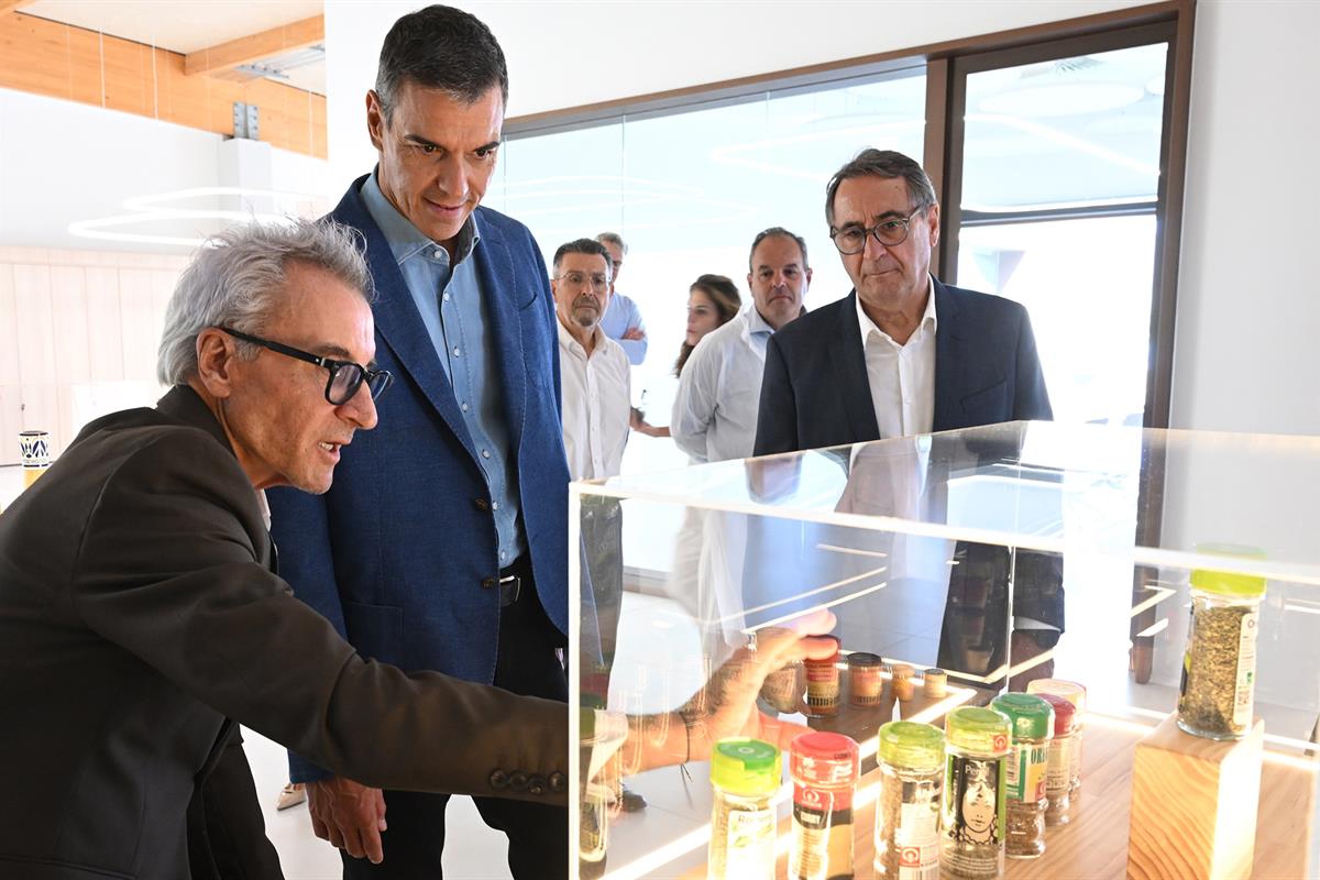 10/09/2026. Sánchez visita la nueva planta de Carmencita Especias. El presidente del Gobierno, Pedro Sánchez, visita las instalaciones de la...