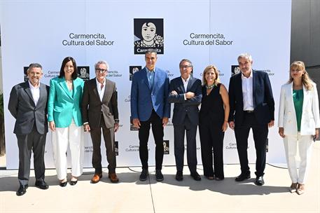 10/09/2026. Sánchez visita la nueva planta de Carmencita Especias. El presidente del Gobierno, Pedro Sánchez, con otras autoridades y con di...