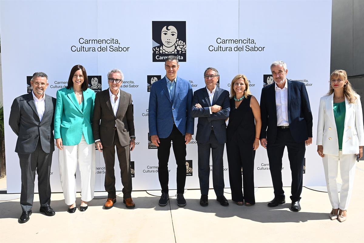 10/09/2026. Sánchez visita la nueva planta de Carmencita Especias. El presidente del Gobierno, Pedro Sánchez, con otras autoridades y con di...