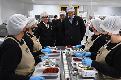 El presidente del Gobierno, Pedro Sánchez, durante el recorrido por la nueva planta de Carmencita Especias. 