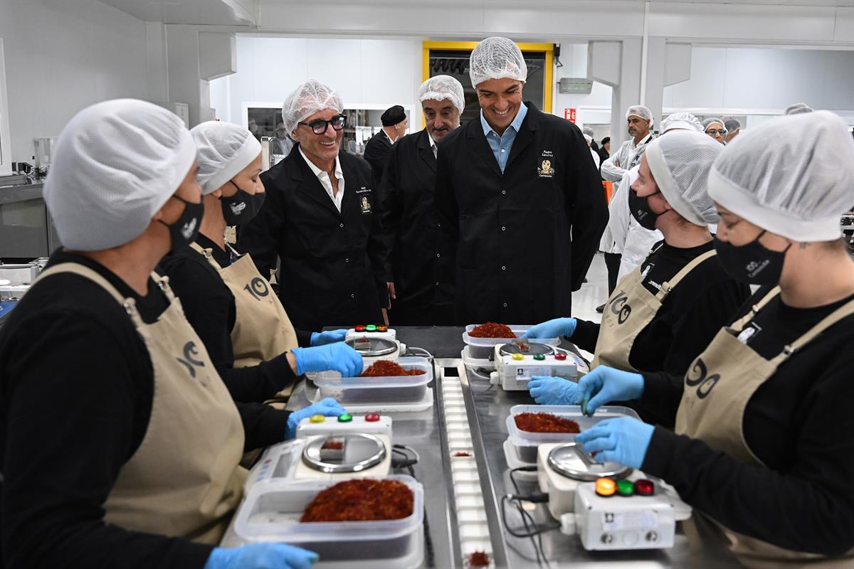 10/09/2026. Sánchez visita la nueva planta de Carmencita Especias. El presidente del Gobierno, Pedro Sánchez, durante el recorrido por la nu...