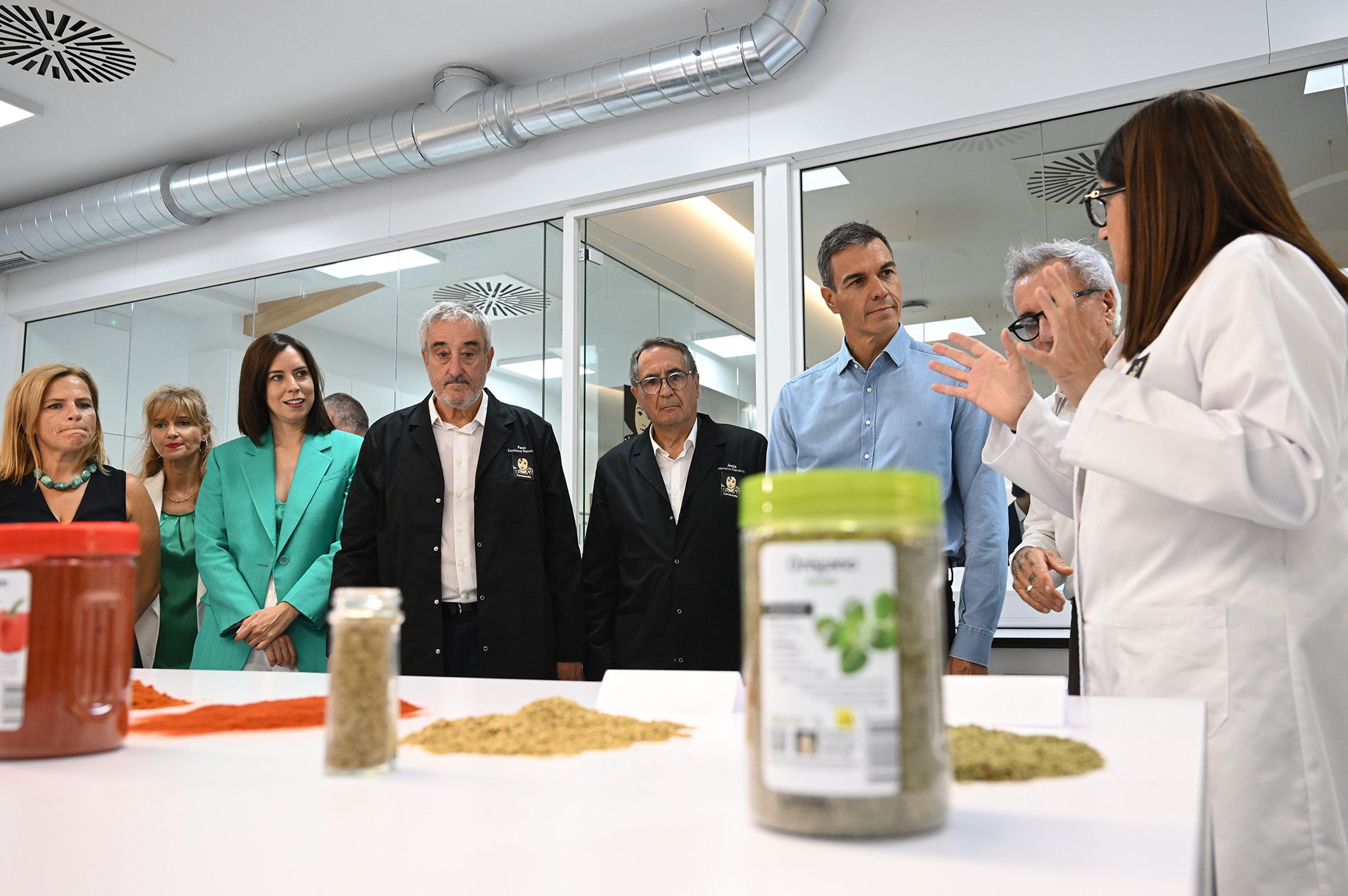 10/09/2026. Sánchez visita la nueva planta de Carmencita Especias. El presidente del Gobierno, Pedro Sánchez, durante el recorrido por la nu...