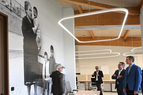 10/09/2026. Sánchez visita la nueva planta de Carmencita Especias. El presidente del Gobierno, Pedro Sánchez, visita las instalaciones de la...