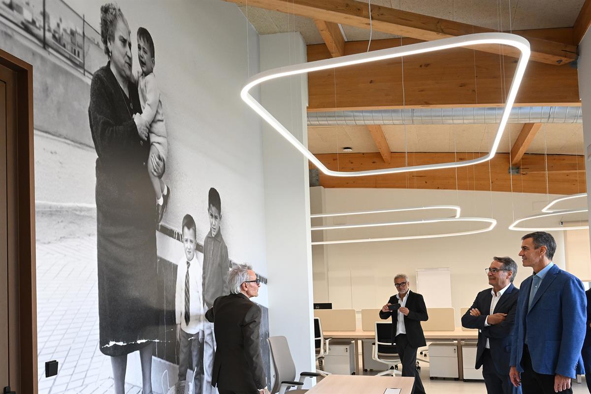 10/09/2026. Sánchez visita la nueva planta de Carmencita Especias. El presidente del Gobierno, Pedro Sánchez, visita las instalaciones de la...