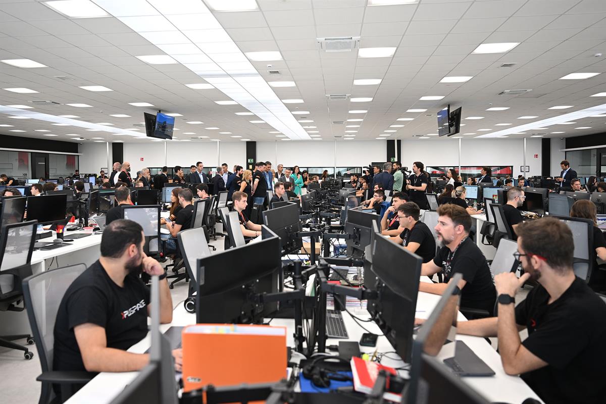 El presidente del Gobierno, Pedro S&aacute;nchez, visita las instalaciones de la empresa PLD Space junto a la ministra de Ciencia