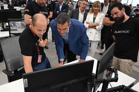 10/09/2026. Pedro Sánchez visita las instalaciones de la empresa aeroespacial PLD Space. El presidente del Gobierno, Pedro Sánchez, durante ...