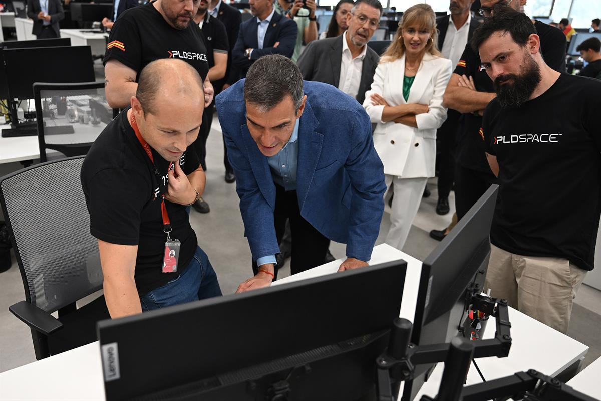 10/09/2026. Pedro Sánchez visita las instalaciones de la empresa aeroespacial PLD Space. El presidente del Gobierno, Pedro Sánchez, durante ...