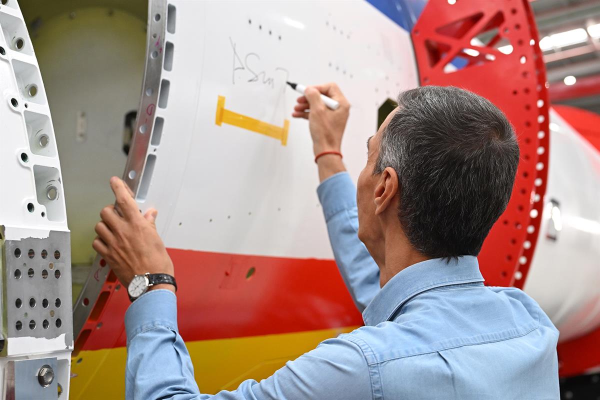 El presidente del Gobierno, Pedro S&aacute;nchez, firma en el lanzador "MIURA 5"