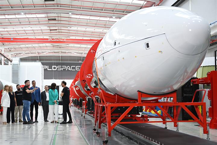 10/09/2026. Pedro Sánchez visita las instalaciones de la empresa aeroespacial PLD Space. El presidente del Gobierno, Pedro Sánchez, visita e...