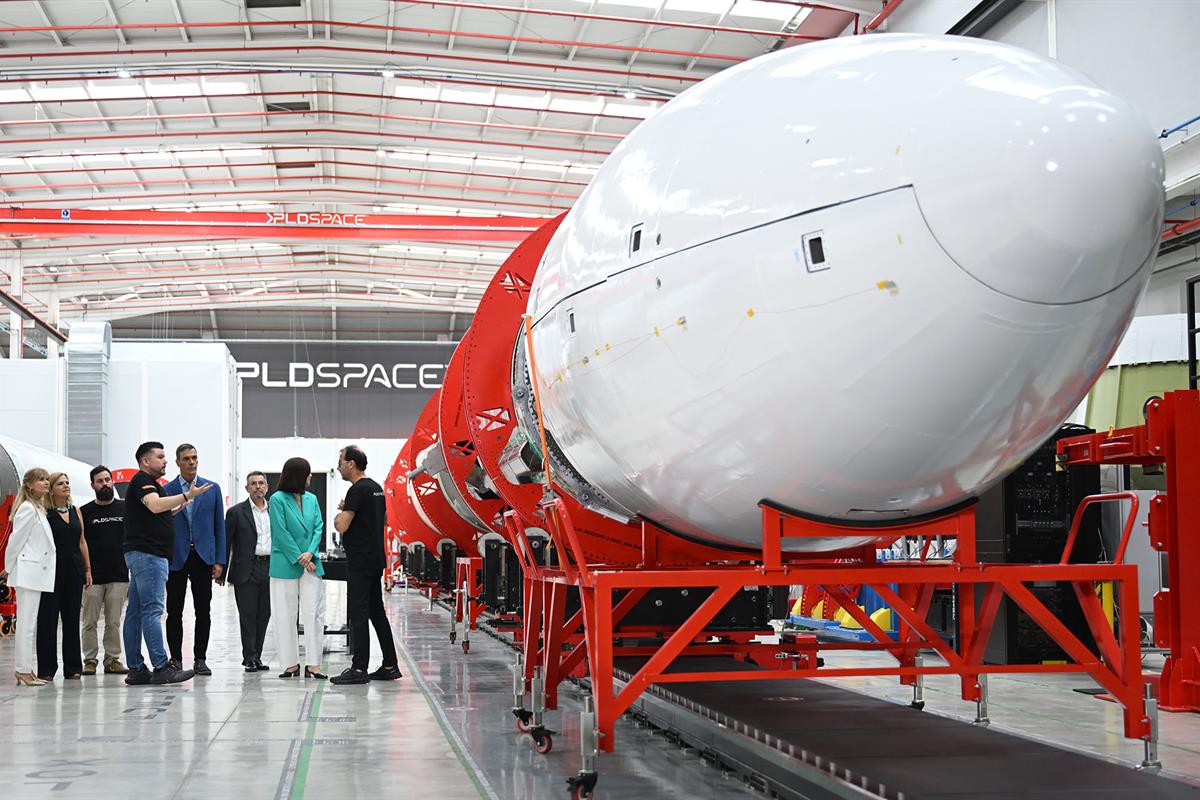 10/09/2026. Pedro Sánchez visita las instalaciones de la empresa aeroespacial PLD Space. El presidente del Gobierno, Pedro Sánchez, visita e...