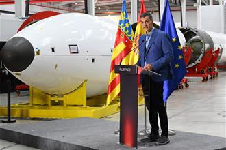 El presidente del Gobierno, Pedro Sánchez, durante su intervención al término de la visita a las instalaciones de PLD Space