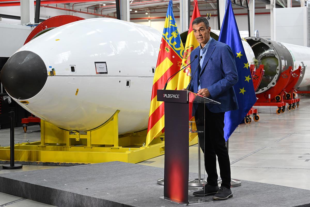 10/09/2026. Pedro Sánchez visita las instalaciones de la empresa aeroespacial PLD Space. El presidente del Gobierno, Pedro Sánchez, durante ...