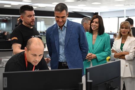10/09/2026. Pedro Sánchez visita las instalaciones de la empresa aeroespacial PLD Space. El presidente del Gobierno, Pedro Sánchez, junto a ...