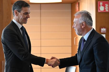 11/03/2026. Pedro Sánchez inaugura el I Foro contra el Odio. El presidente del Gobierno, Pedro Sánchez, saluda al ministro de Política Terri...