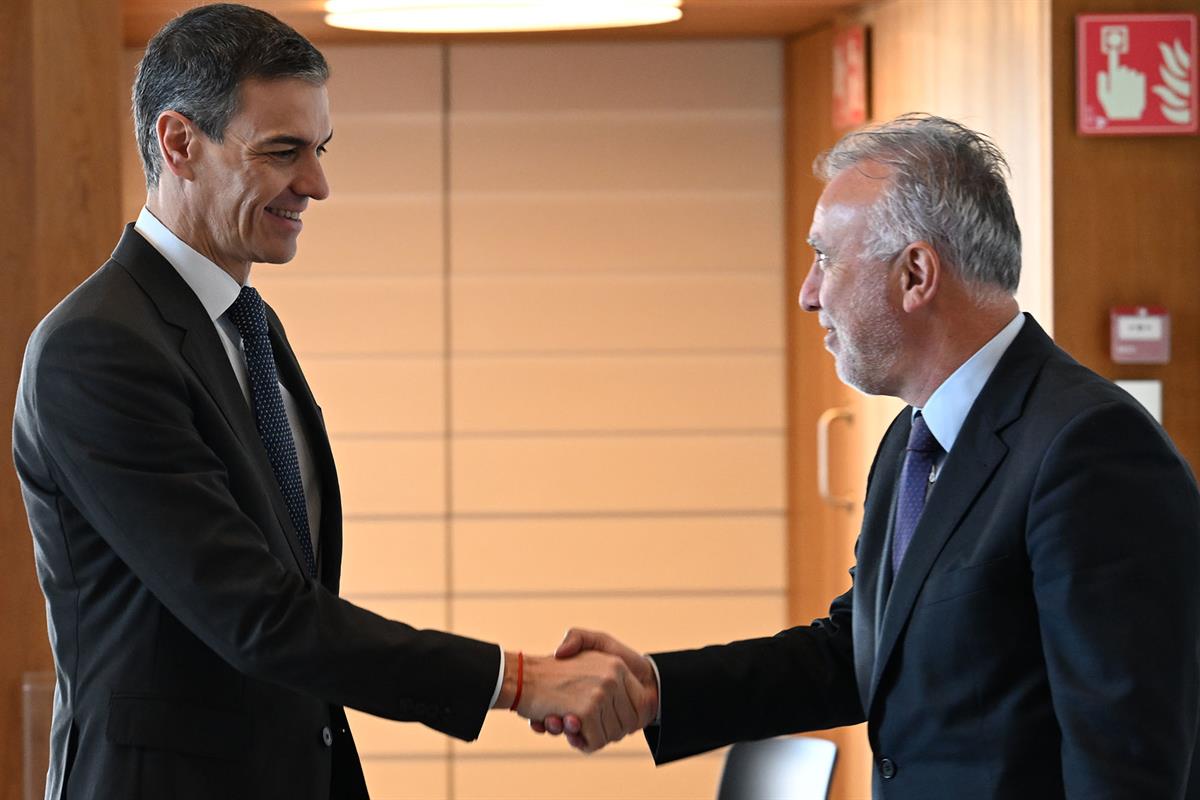 11/03/2026. Pedro Sánchez inaugura el I Foro contra el Odio. El presidente del Gobierno, Pedro Sánchez, saluda al ministro de Política Terri...