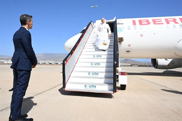 11/06/2026. Pedro Sánchez recibe al papa León XIV en Gran Canaria. El presidente del Gobierno, Pedro Sánchez, recibe al papa León XIV en la ...