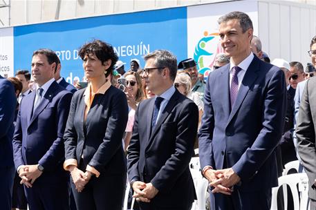 11/06/2026. Pedro Sánchez recibe al papa León XIV en Gran Canaria. El presidente del Gobierno, Pedro Sánchez, junto al ministro de la Presid...