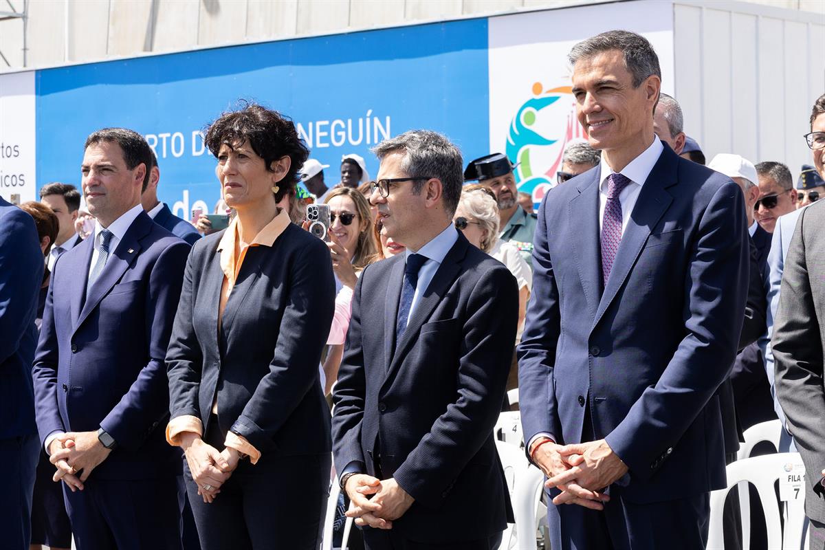 11/06/2026. Pedro Sánchez recibe al papa León XIV en Gran Canaria. El presidente del Gobierno, Pedro Sánchez, junto al ministro de la Presid...