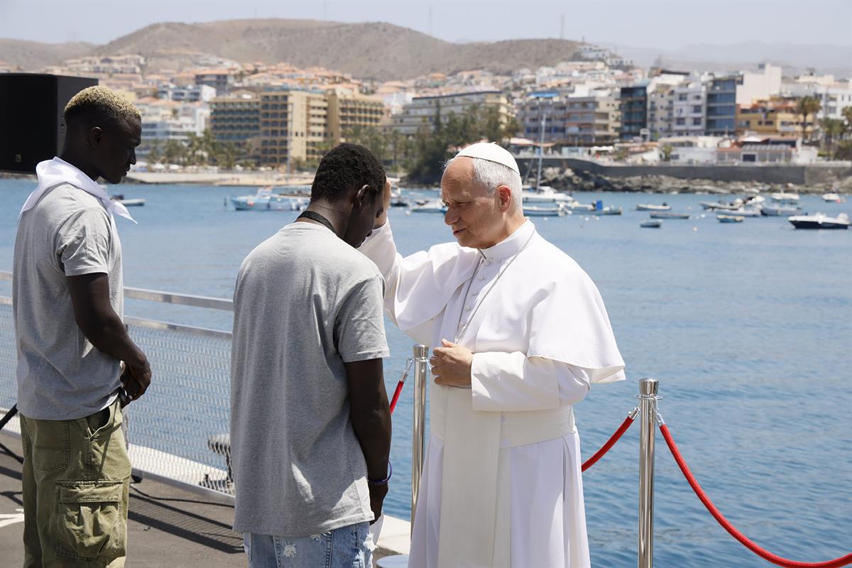 11/06/2026. Pedro Sánchez acompaña al papa León XIV en Gran Canaria. Un momento del acto del papa León XIV en Arguineguín, Gran Canaria.