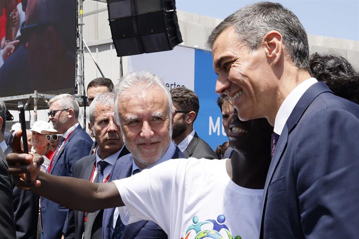 11/06/2026. Pedro Sánchez recibe al papa León XIV en Gran Canaria. El presidente del Gobierno, Pedro Sánchez, junto al ministra de Política ...