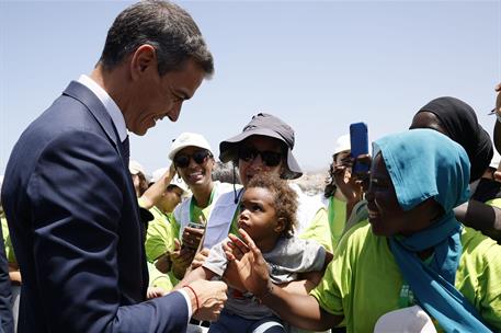 11/06/2026. Pedro Sánchez recibe al papa León XIV en Gran Canaria. El presidente del Gobierno, Pedro Sánchez, saluda a un grupo de participa...