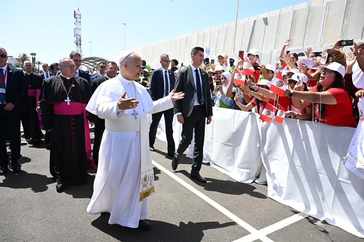 11/06/2026. Recibimiento del papa León XIV en gran Canaria. El papa León XIV saluda a miembros de la comunidad peruana a su llegada a Gran Canaria.