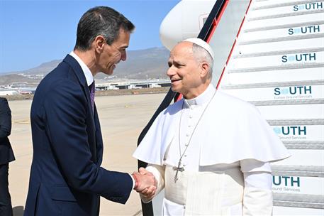 11/06/2026. Pedro Sánchez recibe al papa León XIV en Gran Canaria. El presidente del Gobierno, Pedro Sánchez, saluda al Pontífice a su llega...