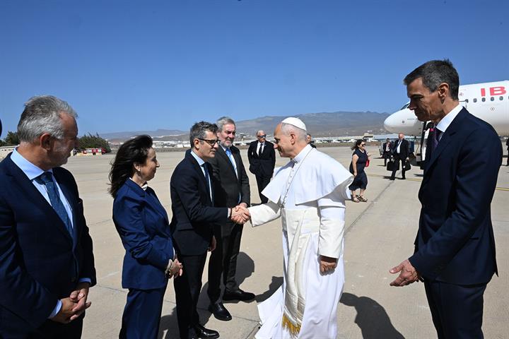 11/06/2026. Pedro Sánchez recibe al papa León XIV en Gran Canaria. El presidente del Gobierno, Pedro Sánchez, junto a otras autoridades salu...