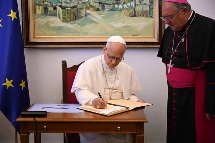 11/06/2026. Pedro Sánchez recibe al papa León XIV en Gran Canaria. El papa León XIV firma en el libro de visitas de la Base Aérea de Gando e...