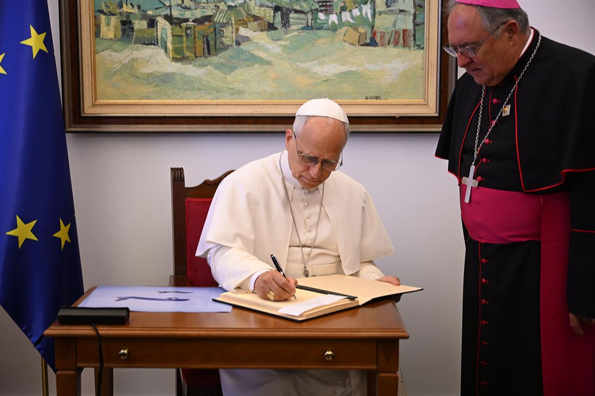 11/06/2026. Pedro Sánchez recibe al papa León XIV en Gran Canaria. El papa León XIV firma en el libro de visitas de la Base Aérea de Gando e...
