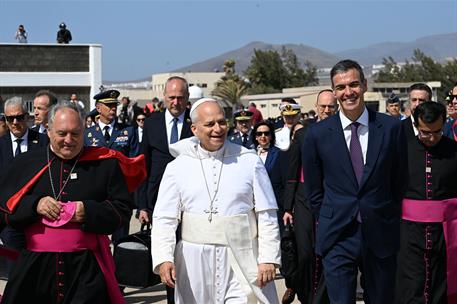 11/06/2026. Pedro Sánchez recibe al papa León XIV en Gran Canaria. El presidente del Gobierno, Pedro Sánchez, acompaña al papa León XIV a su...