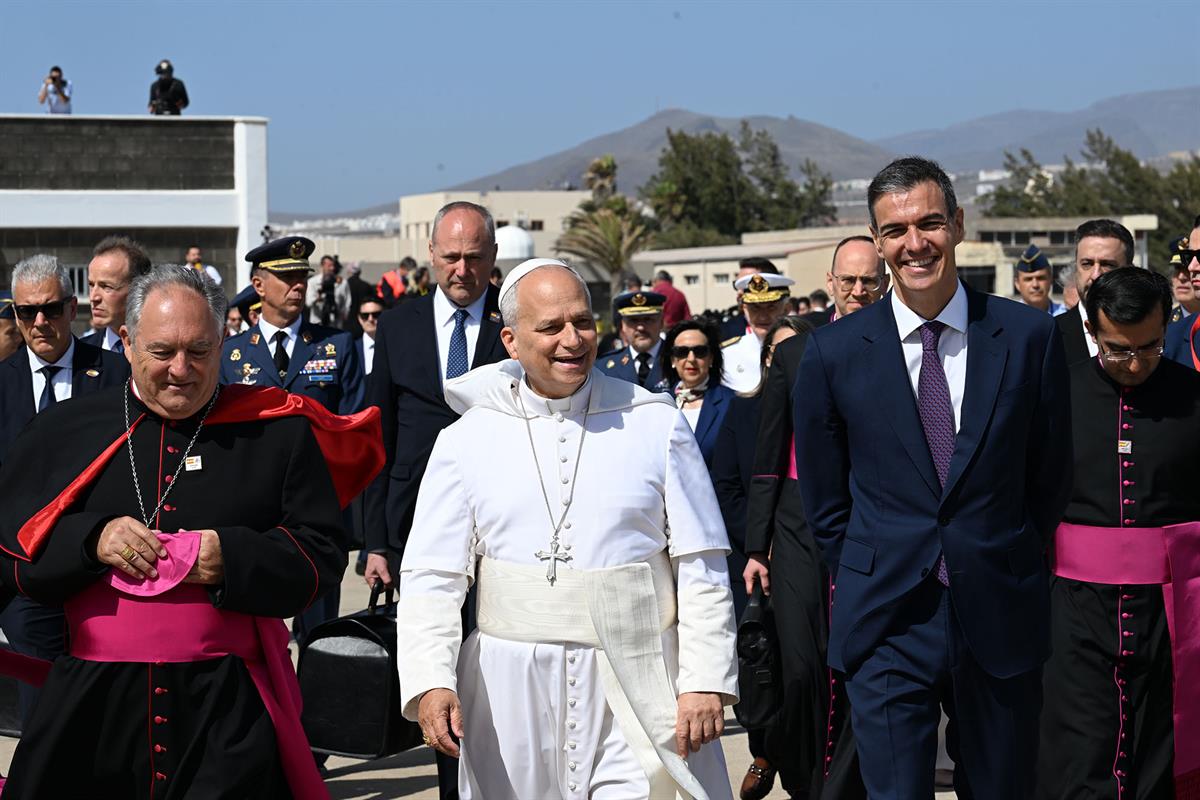 11/06/2026. Pedro Sánchez recibe al papa León XIV en Gran Canaria. El presidente del Gobierno, Pedro Sánchez, acompaña al papa León XIV a su...