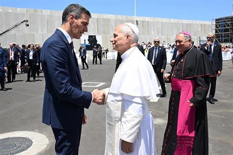 11/06/2026. Pedro Sánchez acompaña al papa León XIV en su visita a Gran Canaria. El presidente del Gobierno, Pedro Sánchez, recibe al papa a...