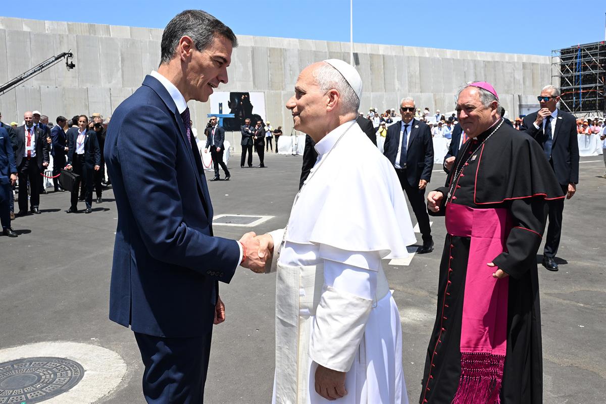 11/06/2026. Pedro Sánchez acompaña al papa León XIV en su visita a Gran Canaria. El presidente del Gobierno, Pedro Sánchez, recibe al papa a...
