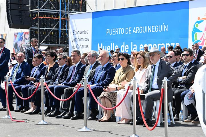 11/06/2026. Pedro Sánchez acompaña al papa León XIV en su visita a Gran Canaria. El presidente del Gobierno, Pedro Sánchez, junto a varios m...
