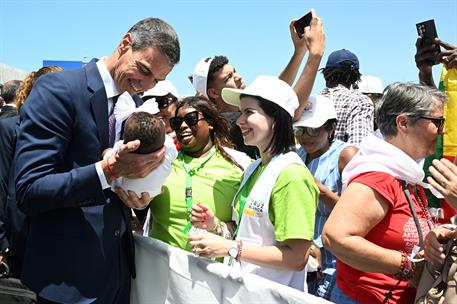 11/06/2026. Pedro Sánchez acompaña al papa León XIV en su visita a Gran Canaria. El presidente del Gobierno, Pedro Sánchez, en el puerto de ...