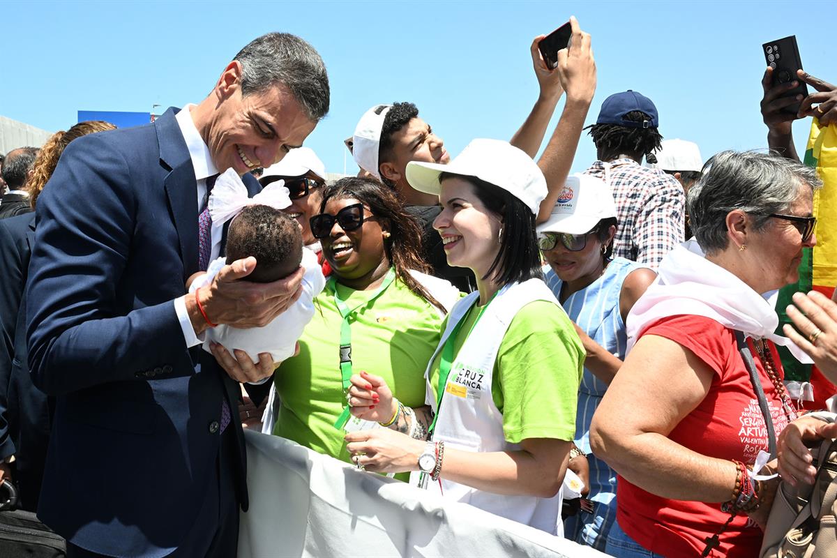 11/06/2026. Pedro Sánchez acompaña al papa León XIV en su visita a Gran Canaria. El presidente del Gobierno, Pedro Sánchez, en el puerto de ...