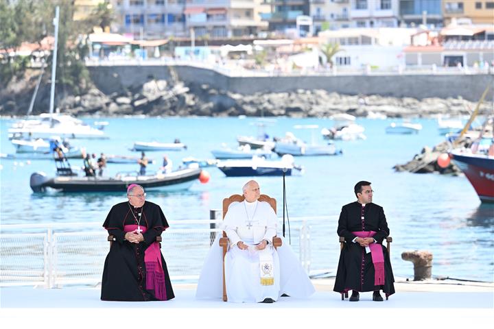 11/06/2026. Pedro Sánchez acompaña al papa León XIV en su visita a Gran Canaria. El papa León XIV, durante el acto de encuentro con personas...