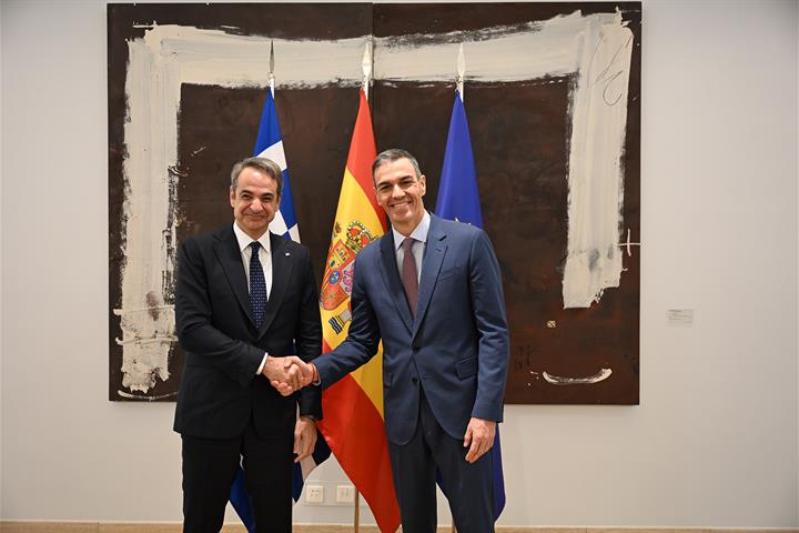 12/01/2026. The President of the Government of Spain receives the Prime Minister of Greece, Kyriakos Mitsotakis. The President of the Govern...