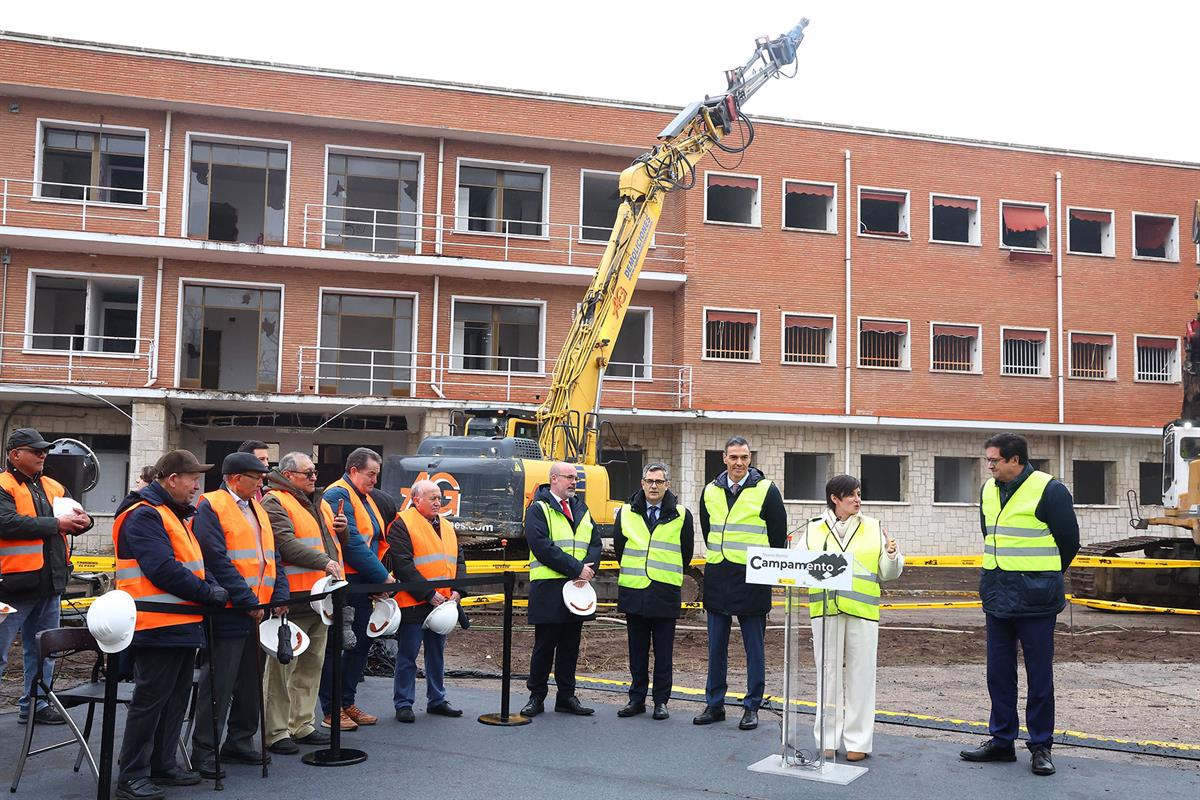 12/01/2026. Pedro Sánchez attends the demolition work at the Campamento barracks. The Minister for Housing and Urban Agenda, Isabel Rodrígue...